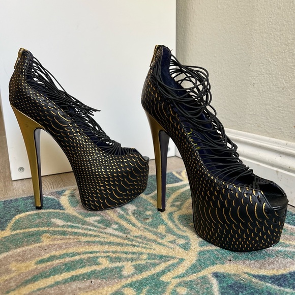 LONDON TRASH - Size 8 LT. CRUSH Gold and black leather platform heels - Picture 6 of 16